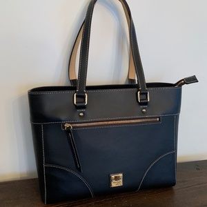 Dooney and Bourke Quincey Beacon Tote in black